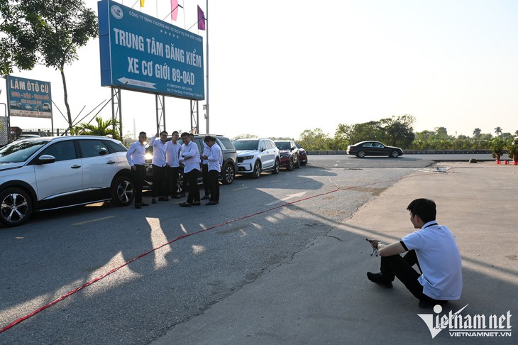 Người Hà Nội sang tỉnh lân cận đăng kiểm vẫn không thoát cảnh chờ 10 tiếng - Ảnh 2.