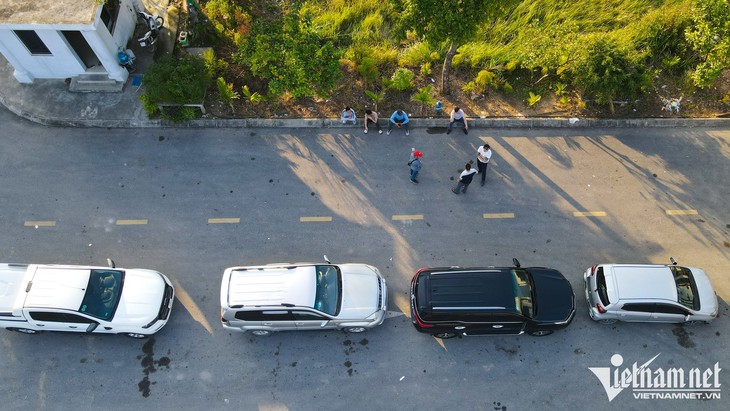 Người Hà Nội sang tỉnh lân cận đăng kiểm vẫn không thoát cảnh chờ 10 tiếng - Ảnh 10.