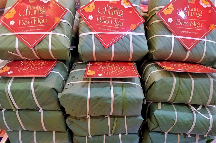 Bánh chưng Tết nhân ‘lạ’, chậm chân có tiền cũng không mua được - Ảnh 1.