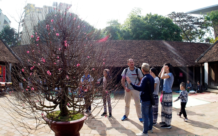 Khách quốc tế trải nghiệm Tết Việt vùng Kinh Bắc giữa lòng Thủ đô