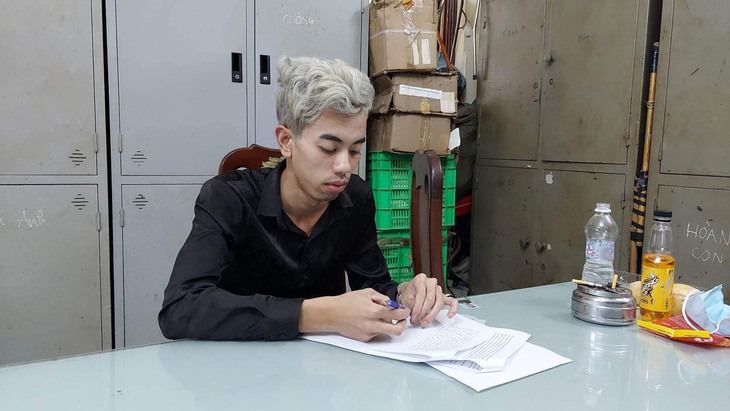 Nghi phạm đâm bạn gái hàng chục nhát dao trên vỉa hè khai gì? - Ảnh 2. Nghi phạm đâm bạn gái hàng chục nhát dao trên vỉa hè khai gì? - Ảnh 2.