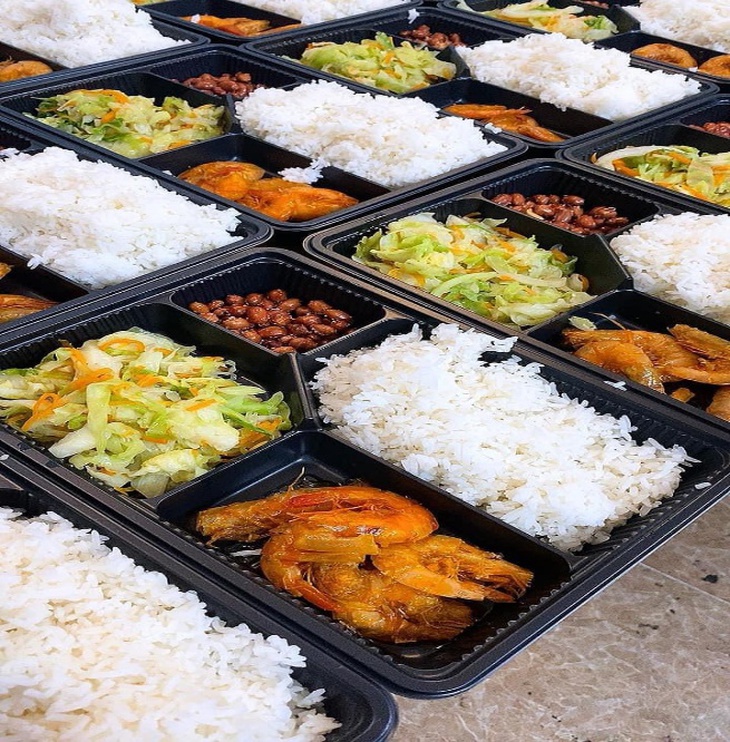 Những suất cơm "0 đồng" ấm lòng bệnh nhân ngày cận tết - Ảnh 2.