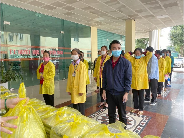 Những suất cơm "0 đồng" ấm lòng bệnh nhân ngày cận tết - Ảnh 3.