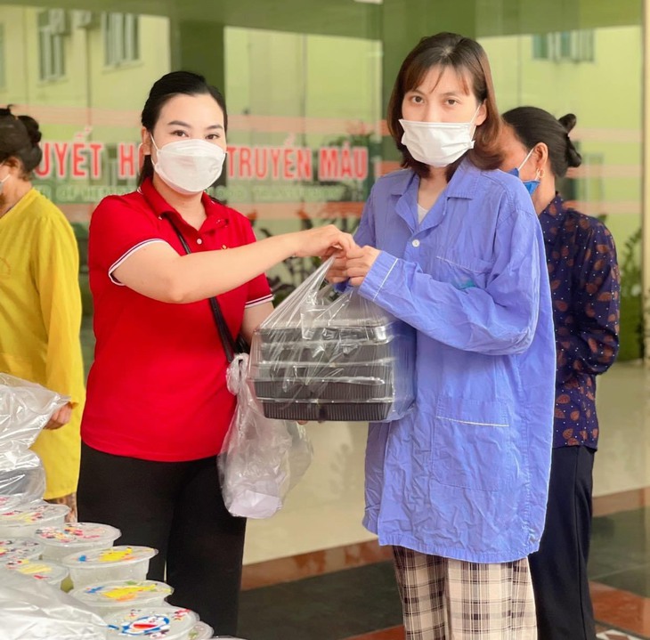 Những suất cơm "0 đồng" ấm lòng bệnh nhân ngày cận tết - Ảnh 5.