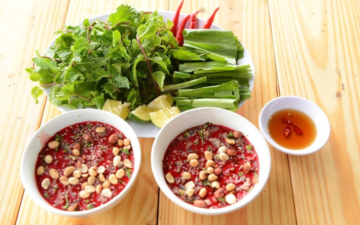Ăn tiết canh, coi chừng mất Tết vì 5 nguy cơ này - Ảnh 2.