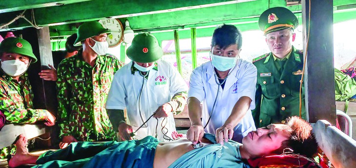 "Chiến binh áo trắng" ở đảo xa - Ảnh 1.