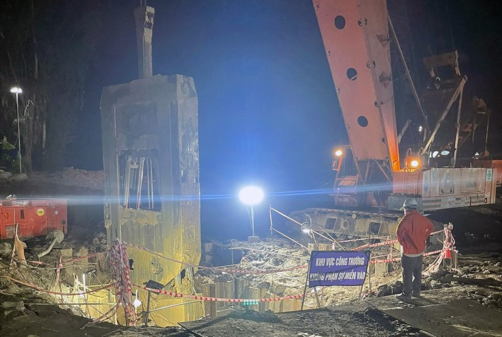 Diễn biến mới vụ bé trai ở Đồng Tháp rơi xuống trụ bê tông, ngày 16/1: Đã đưa 1 đốt trụ lên mặt đất - Ảnh 1. Diễn biến mới vụ bé trai ở Đồng Tháp rơi xuống trụ bê tông, ngày 16/1: Đã đưa 1 đốt trụ lên mặt đất - Ảnh 1.