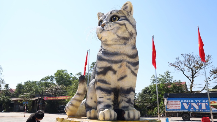 Chân dung nghệ nhân tạo ra linh vật mèo duyên dáng nhất Tết 2023 - Ảnh 1.