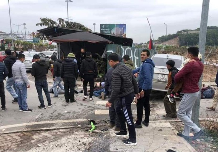 Tranh giành chỗ đỗ xe đón khách, tài xế ô tô lao vào 5 người đang sưởi ấm trên vỉa hè - Ảnh 1. Tranh giành chỗ đỗ xe đón khách, tài xế ô tô lao vào 5 người đang sưởi ấm trên vỉa hè - Ảnh 1.