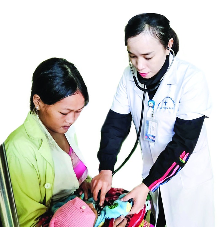 Vượt rừng chữa bệnh cho người dân - Ảnh 1.