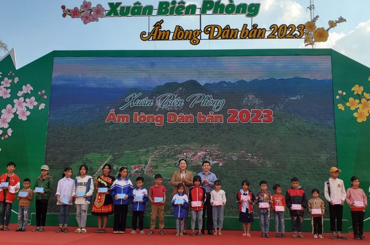 Người lính quân hàm xanh mang Tết ấm đến bà con vùng biên - Ảnh 1.