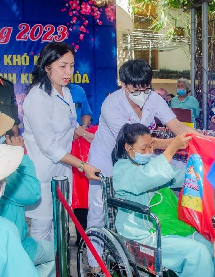 Bệnh nhân nghèo nô nức đi chợ Tết 0 đồng ở Khánh Hòa - Ảnh 4.