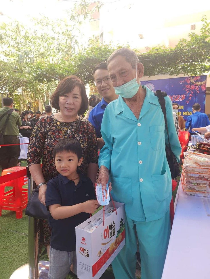 Bệnh nhân nghèo nô nức đi chợ Tết 0 đồng ở Khánh Hòa - Ảnh 5.