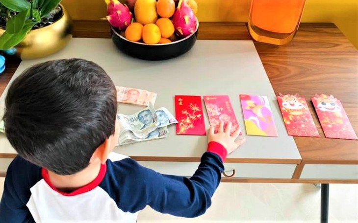 Giúp trẻ học cách quản lý tài chính từ phong bao lì xì