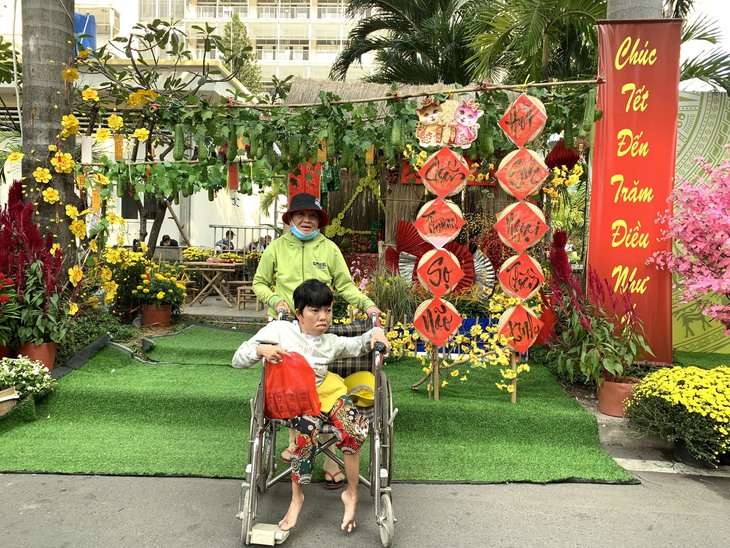 Gian hàng Nghĩa tình "đắt khách" ở Đường hoa Xuân Bệnh viện Chợ Rẫy - Ảnh 5.