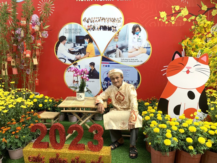Gian hàng Nghĩa tình "đắt khách" ở Đường hoa Xuân Bệnh viện Chợ Rẫy - Ảnh 4.