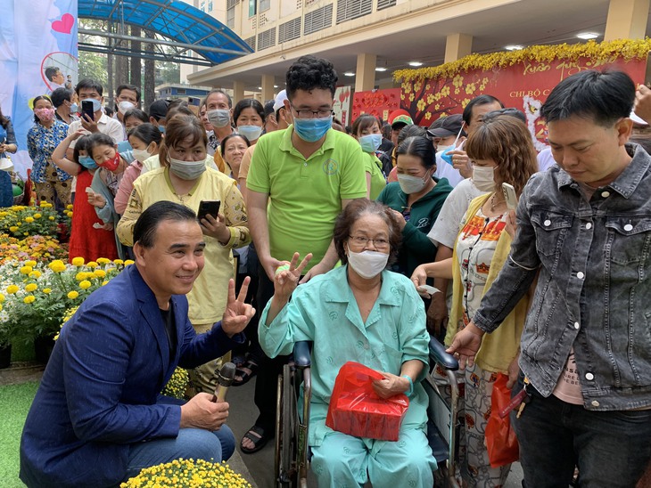 Gian hàng Nghĩa tình "đắt khách" ở Đường hoa Xuân Bệnh viện Chợ Rẫy - Ảnh 1.