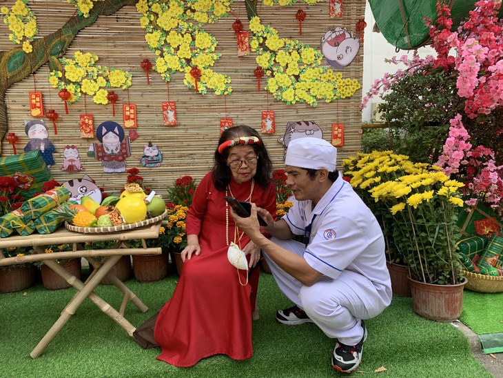 Gian hàng Nghĩa tình "đắt khách" ở Đường hoa Xuân Bệnh viện Chợ Rẫy - Ảnh 2.