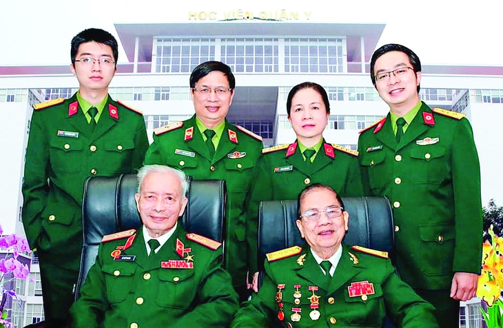 Gia đình GS.TSKH. Lê Thế Trung: Sinh ra để gắn bó với chiếc áo blouse - Ảnh 3. Gia đình GS.TSKH. Lê Thế Trung: Sinh ra để gắn bó với chiếc áo blouse - Ảnh 3.