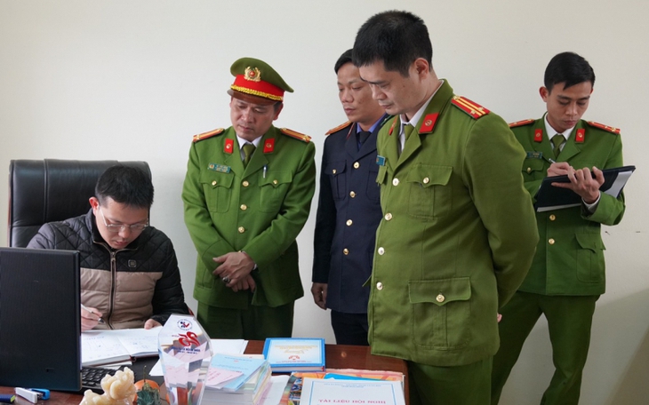 Giám đốc cùng 9 bị can tại trung tâm đăng kiểm duy nhất ở Hòa Bình bị khởi tố