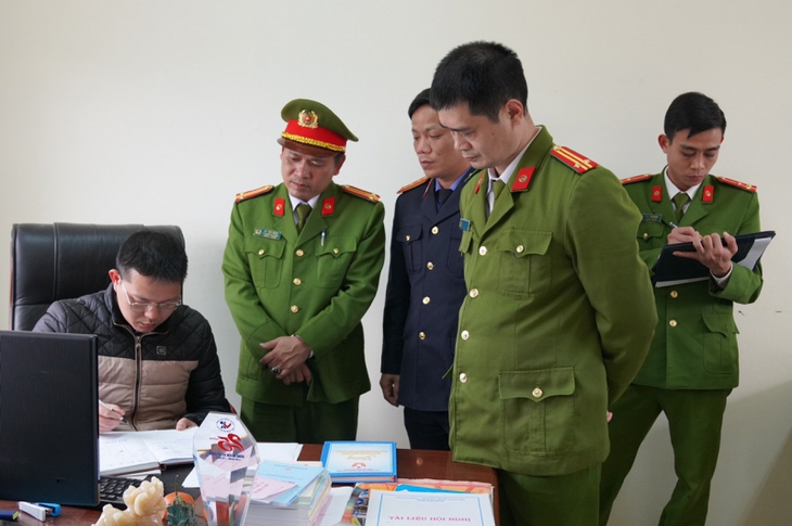 Giám đốc cùng 9 bị can tại trung tâm đăng kiểm duy nhất ở Hòa Bình bị khởi tố - Ảnh 2.
