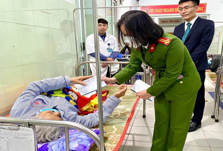 Hàng trăm bệnh nhân nghèo rưng rưng nhận quà Tết ở bệnh viện - Ảnh 4.