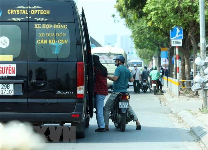 Hà Nội "nóng" tình trạng xe dù, bến cóc trong những ngày giáp Tết - Ảnh 1.