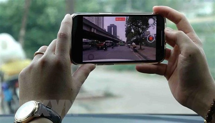 Hà Nội "nóng" tình trạng xe dù, bến cóc trong những ngày giáp Tết - Ảnh 2.