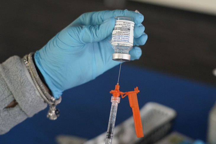 Thời điểm nào thích hợp để tiêm nhắc lại vaccine COVID-19? - Ảnh 1. Thời điểm nào thích hợp để tiêm nhắc lại vaccine COVID-19? - Ảnh 1.