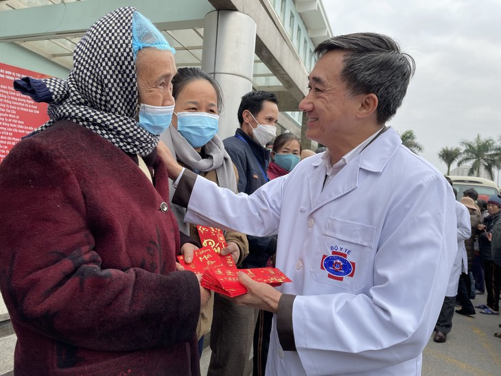 Thứ trưởng Bộ Y tế Trần Văn Thuấn tiễn bệnh nhân về quê đón Tết trên "chuyến xe yêu thương" - Ảnh 2. Thứ trưởng Bộ Y tế Trần Văn Thuấn tiễn bệnh nhân về quê đón Tết trên "chuyến xe yêu thương" - Ảnh 2.