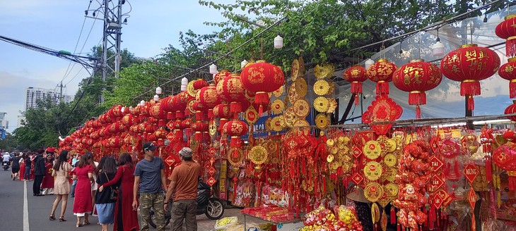 Nhộn nhịp phố lồng đèn ở xứ Trầm Hương - Ảnh 2.