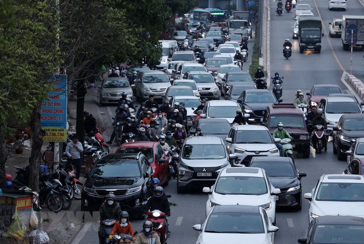 [Photo] Lỉnh kỉnh đồ đạc, nhiều người rời Hà Nội về quê đón Tết - Ảnh 1.