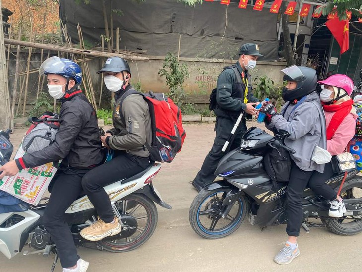 Cảnh sát giao thông các tỉnh Tây Bắc hỗ trợ người dân về quê thông suốt, an toàn - Ảnh 1.
