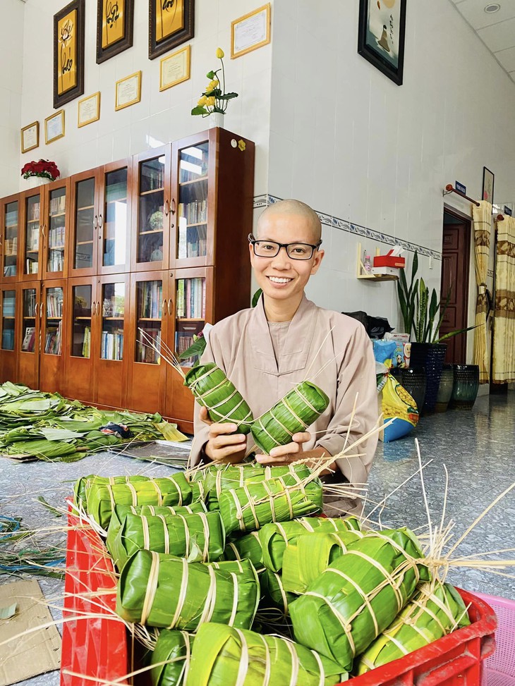 Nhà sư xuyên đêm làm bánh tét tặng bệnh nhân nghèo ăn Tết - Ảnh 2. Nhà sư xuyên đêm làm bánh tét tặng bệnh nhân nghèo ăn Tết - Ảnh 2.