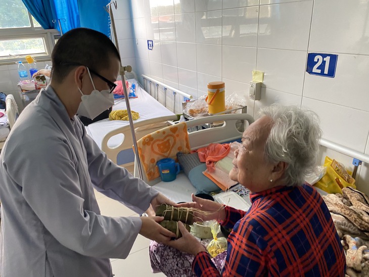 Nhà sư xuyên đêm làm bánh tét tặng bệnh nhân nghèo ăn Tết - Ảnh 3. Nhà sư xuyên đêm làm bánh tét tặng bệnh nhân nghèo ăn Tết - Ảnh 3.