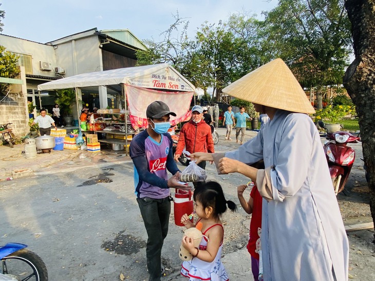 Nhà sư xuyên đêm làm bánh tét tặng bệnh nhân nghèo ăn Tết - Ảnh 4. Nhà sư xuyên đêm làm bánh tét tặng bệnh nhân nghèo ăn Tết - Ảnh 4.