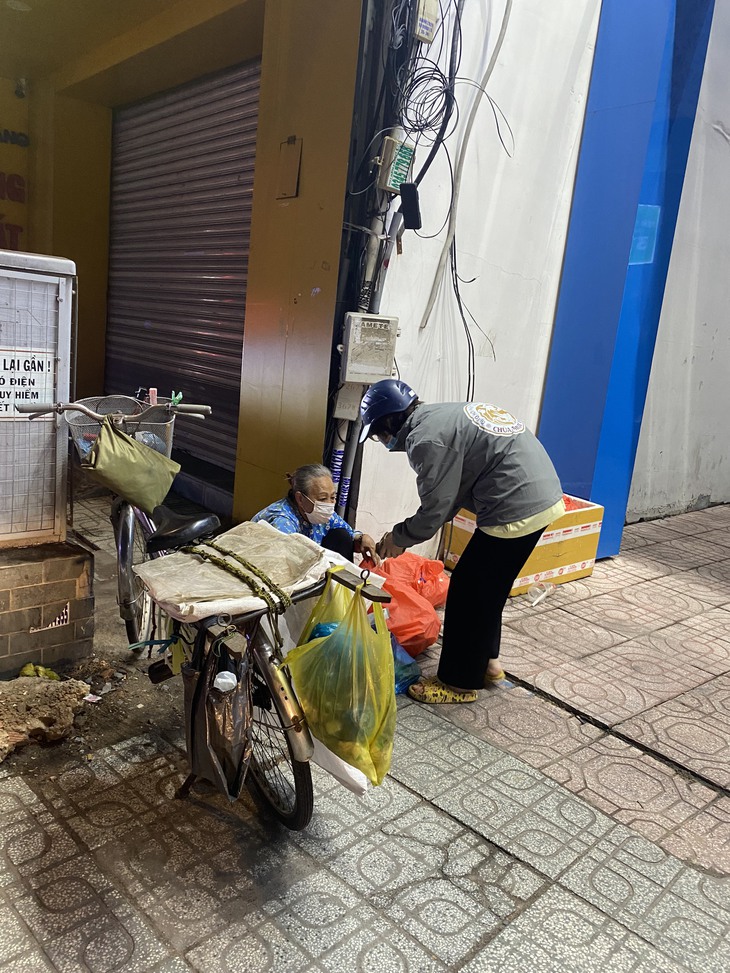 Nhà sư xuyên đêm làm bánh tét tặng bệnh nhân nghèo ăn Tết - Ảnh 5. Nhà sư xuyên đêm làm bánh tét tặng bệnh nhân nghèo ăn Tết - Ảnh 5.