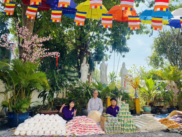 Nhà sư xuyên đêm làm bánh tét tặng bệnh nhân nghèo ăn Tết - Ảnh 6. Nhà sư xuyên đêm làm bánh tét tặng bệnh nhân nghèo ăn Tết - Ảnh 6.