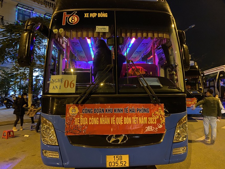 Hải Phòng: Ấm áp những chuyến xe đưa công nhân ở xa về quê ăn Tết  - Ảnh 1.