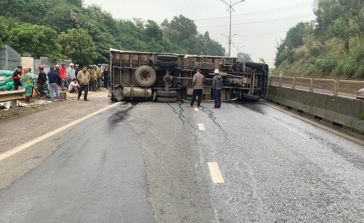 101 người thương vong do TNGT trong 3 ngày nghỉ Tết Dương lịch - Ảnh 2. 101 người thương vong do TNGT trong 3 ngày nghỉ Tết Dương lịch - Ảnh 2.