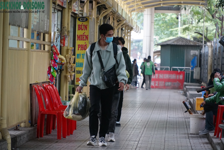 Hà Nội 'đông đúc" trở lại sau kỳ nghỉ Tết Dương lịch 2023 - Ảnh 1.