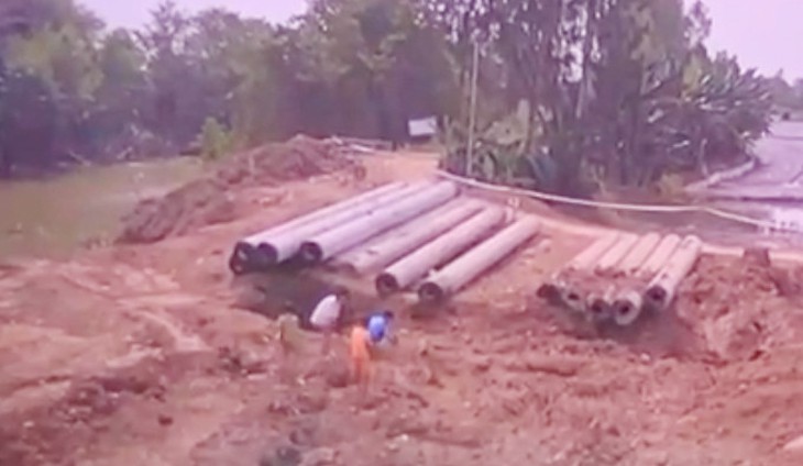 Toàn cảnh hiện trường 48h giải cứu bé trai 10 tuổi rơi xuống trụ bê tông - Ảnh 1. Toàn cảnh hiện trường 48h giải cứu bé trai 10 tuổi rơi xuống trụ bê tông - Ảnh 1.