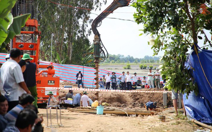 Toàn cảnh hiện trường 48h giải cứu bé trai 10 tuổi rơi xuống trụ bê tông