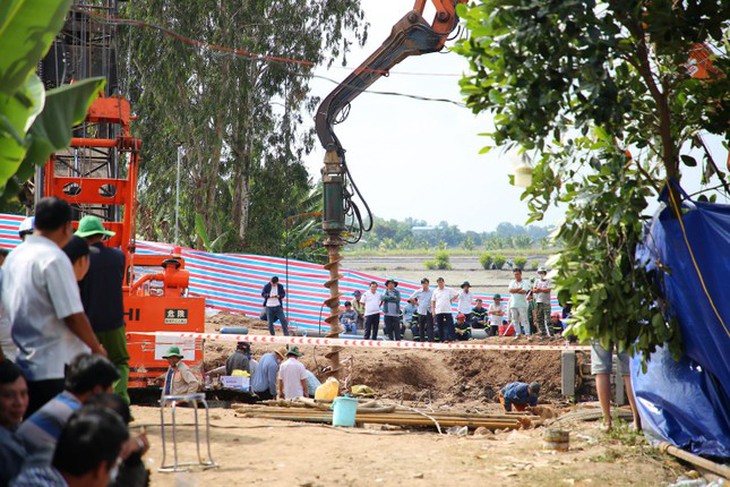 Toàn cảnh hiện trường 48h giải cứu bé trai 10 tuổi rơi xuống trụ bê tông - Ảnh 17. Toàn cảnh hiện trường 48h giải cứu bé trai 10 tuổi rơi xuống trụ bê tông - Ảnh 17.