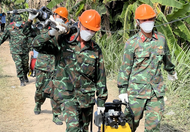 Toàn cảnh hiện trường 48h giải cứu bé trai 10 tuổi rơi xuống trụ bê tông - Ảnh 18. Toàn cảnh hiện trường 48h giải cứu bé trai 10 tuổi rơi xuống trụ bê tông - Ảnh 18.