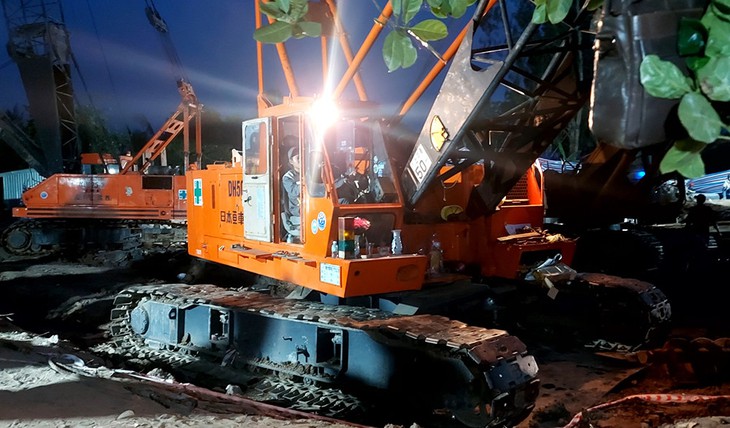 Thông tin mới nhất về tình hình giải cứu bé trai 10 tuổi rơi xuống trụ bê tông ở Đồng Tháp - Ảnh 2. Thông tin mới nhất về tình hình giải cứu bé trai 10 tuổi rơi xuống trụ bê tông ở Đồng Tháp - Ảnh 2.