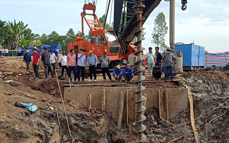 Thủ tướng chỉ đạo tập trung giải cứu bé trai 10 tuổi rơi xuống trụ bê tông ở Đồng Tháp