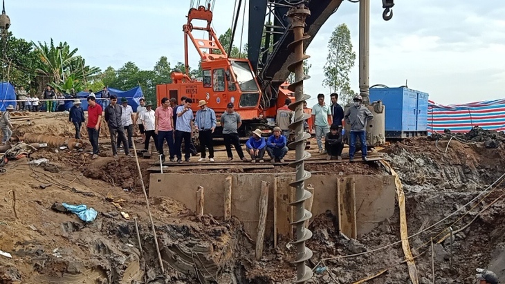 Bé trai 10 tuổi rơi xuống trụ bê tông ở Đồng Tháp kêu cứu 10 phút rồi im tiếng - Ảnh 2. Bé trai 10 tuổi rơi xuống trụ bê tông ở Đồng Tháp kêu cứu 10 phút rồi im tiếng - Ảnh 2.