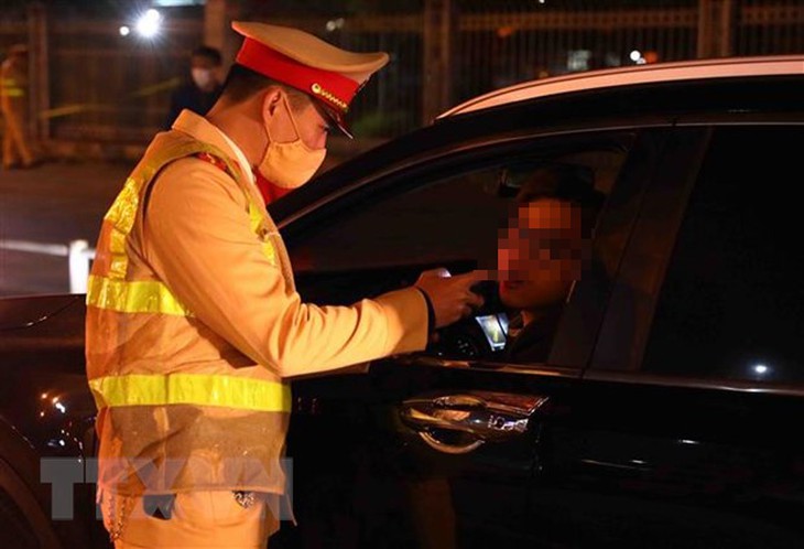Công an Hà Nội xử phạt nhiều 'ma men' trong ngày đầu năm 2023 - Ảnh 1.