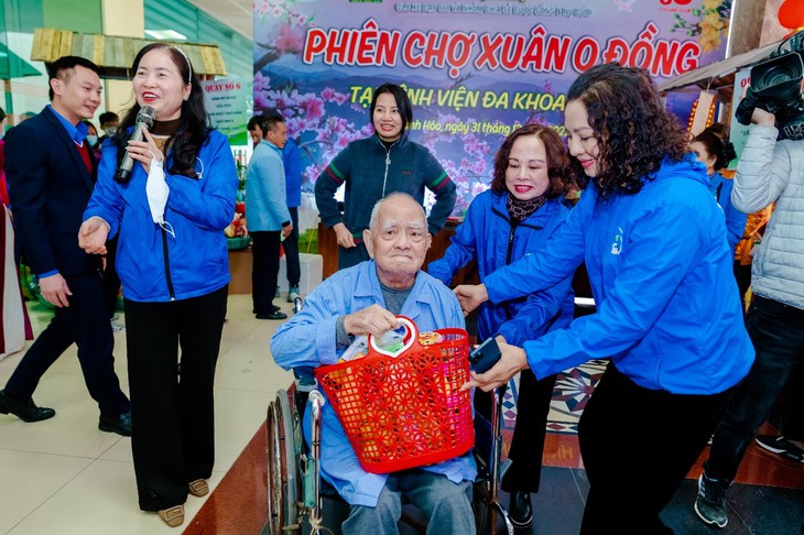 "Phiên chợ Xuân 0 đồng" dành cho bệnh nhân có hoàn cảnh khó khăn - Ảnh 2.